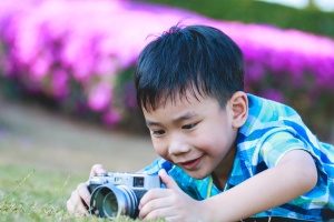 Kid_with_camera_300_200_int_c1-1x-1.jpg